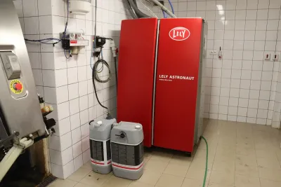 Centrální jednotka obsahuje systém pro vakuum a čištění pro dojicího robota
