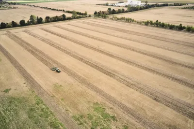 V polovině září se na velké farmě v Sasku-Anhaltsku (Německo) sešlo deset zkušených traktoristů z Německa, Francie, Polska a Dánska