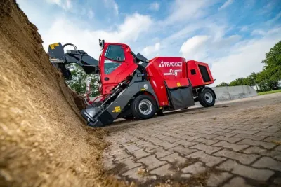 Samojízdný krmný vůz Trioliet u siláže