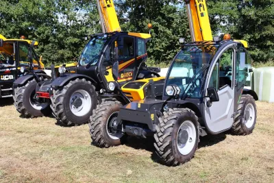 Balíky byly následně zabaleny do fólie. O odvoz balíků z pole se postarala dvojice teleskopických manipulátorů Dieci, a to konkrétně modely Agri Plus 42.7 VS Evo 2 a Mini Agri 26.6