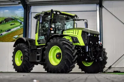 Zelený traktor JCB Fastrac ve výrobní hale
