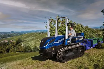 Pásový traktor New Holland ve vinici
