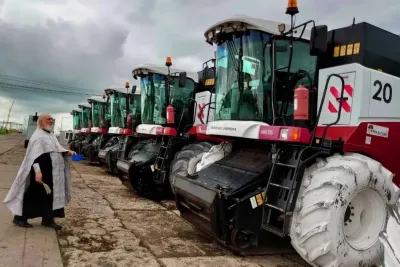 Na některých farmách nechybí u zemědělských stroj ani tradiční modlitební služba za přítomnosti faráře. Zdroj foto - Jurij Leontjev