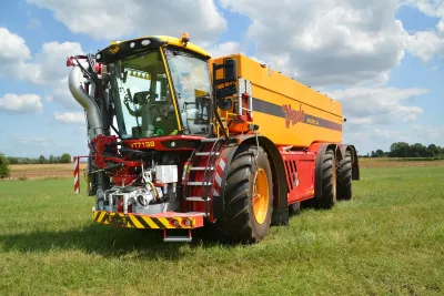 Samojízdný aplikátor Vredo VT7138-3 na poli