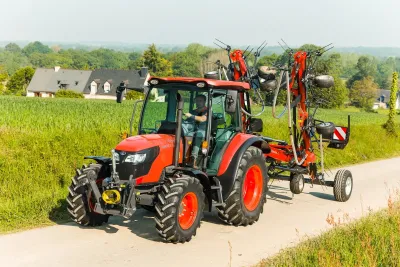 Gregor a syn nabízí vážným zájemcům možnost zapůjčení traktorů a jejich vyzkoušení ve vlastních podmínkách. Na fotografii model Kubota M4003