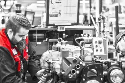 Dva pracovníci montují motor ve výrobním závodě AGCO Power