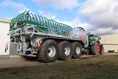 Třínápravová cisterna Fliegl Alpha Line připojená k traktoru
