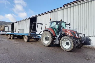 Farma Tichý je věrným uživatelem traktorů New Holland. Ve strojovém parku proto nechybí ani tento speciální model. Za ním se nachází přepravník MOLČÍK. Zdroj foto - Mgr. Liliana Geisselreiterová