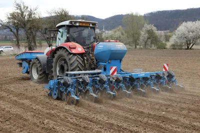 Traktor se secím strojem Lemken Azurit seje na poli