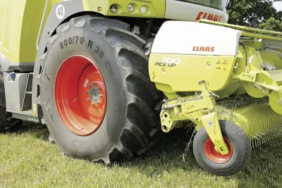 Pneumatika Mitas 800/70 R38 na sklízecí řezačce Claas