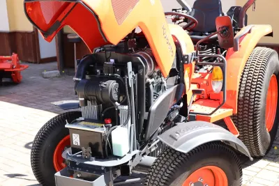 Konstrukce motoru se oproti předchůdci moc nezměnila, nově však obsahuje již zmíněný filtr pevných částic, s nimiž má Kubota mnohaleté zkušenosti.  Zdroj foto - Milan Jedlička