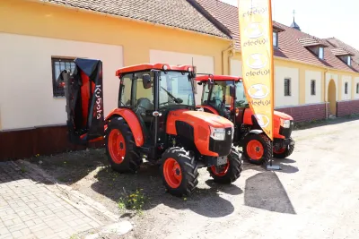V Sudicích jsme mohli vidět model L2-522 s polskou kabinou Naglak, kterou nelze sundat. Velikostně je traktor srovnatelný s modelem L1.  Zdroj foto - Milan Jedlička