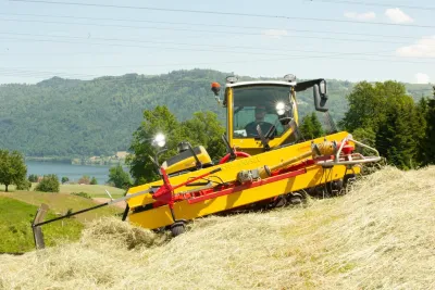 Tady vás nebudou bolet záda. Kabina traktoru vyrovná náklon při práci v horském terénu. Zdroj foto - tisková zpráva Sepp Knüsel AG