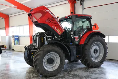 Motor je umístěn pod velkou kapotou poskytující dobrý přístup ke všem důležitým součástem motoru. Zadní kola na fotce mají čtyři kusy závaží po 85 kg, může jich být až šest. Zdroj foto - Milan Jedlička