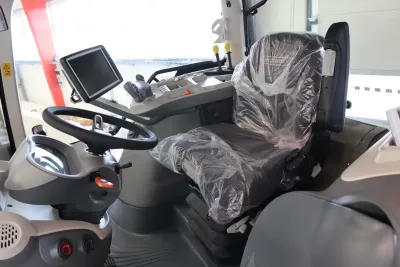 V kabině se nachází vzduchem odpružená a klimatizovaná sedačka. Mezi hlavní vlastnosti interiéru patří vysoká kvalita použitých materiálů a dobrá úroveň ergonomie. Výrobce si dal záležet na detailech. Zdroj foto - Milan Jedlička