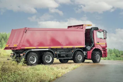 Nákladní automobil s pneumatikami BKT na polní cestě