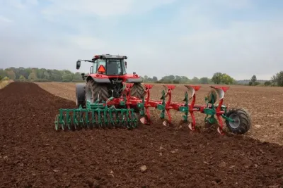 Traktor s pluhem Kverneland Ecomat při mělké orbě