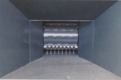 Dřevěný materiál (stromy, kmeny) jsou vždy přiváděny do štěpkovačů Junkkari s pomocí hydraulických podávacích válců.