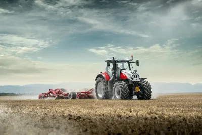 Traktor Steyr Terrus CVT s nářadím na poli