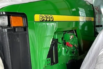 Detail zeleného traktoru John Deere 8400 v hale