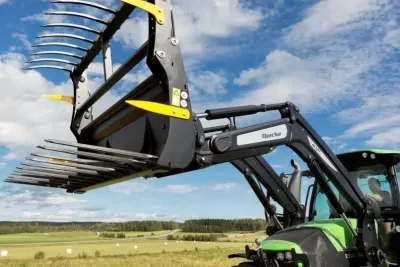 Čelní nakladač Quicke s vidlemi na traktoru Deutz-Fahr.