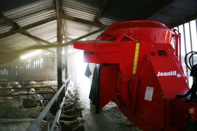 Některé modely lze vybavit nastýlací turbínou. Výfuková turbína pak umožňuje využití stroje jako nastýlače. Například slámu lze nastýlat až do vzdálenosti 20 metrů.  Zdroj foto - tisková zpráva Jeantil