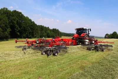 S největším rotorovým shrnovačem firmy SIP přijel traktor Steyr 6165 Impuls CVT. Zdroj foto - Milan Jedlička