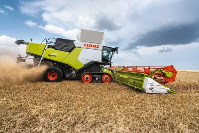 Sklízecí mlátička Claas Trion sklízí obilí