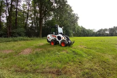 Zemědělci ve Veselí se přesvědčili o schopnostech nové manipulační techniky Bobcat