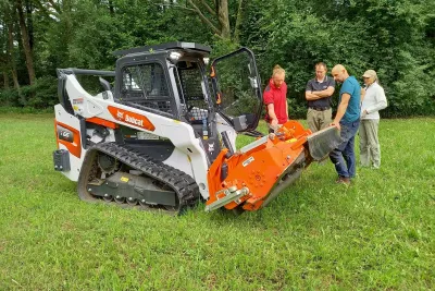 Zemědělci ve Veselí se přesvědčili o schopnostech nové manipulační techniky Bobcat