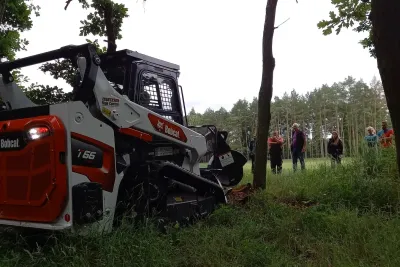 Zemědělci ve Veselí se přesvědčili o schopnostech nové manipulační techniky Bobcat