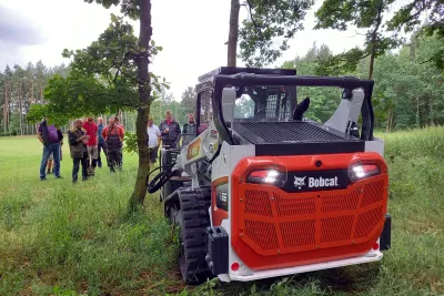 Zemědělci ve Veselí se přesvědčili o schopnostech nové manipulační techniky Bobcat