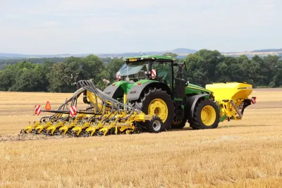 Řádkový kypřič Strip-Master jako high-tech ochrana půdy před vodní a větrnou erozí