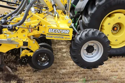 Řádkový kypřič Strip-Master jako high-tech ochrana půdy před vodní a větrnou erozí