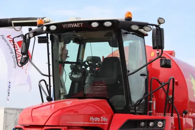 Stroj je vybaven kabinou Claas s velkou prosklenou plochou.