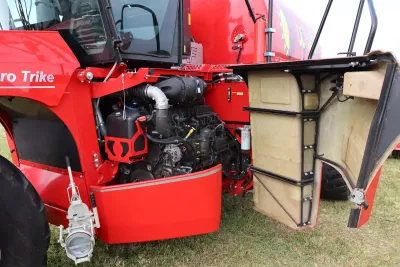 Výkon 530 koní dodává šestiválcový vznětový motor DAF (PACCAR) MX-13. Všimněte si bezproblémového přístupu do motorové části.