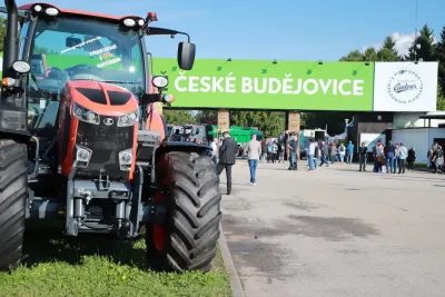 Traktor před vstupem na výstaviště v Českých Budějovicích.