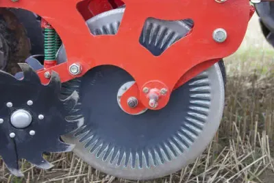 Kverneland Kultistrip zpracovává půdu metodou Strip-Till. Jednotlivé části pracovních jednotek lze perfektně přizpůsobit různým půdním podmínkám