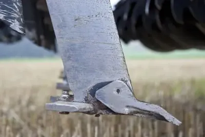 Kverneland Kultistrip zpracovává půdu metodou Strip-Till. Jednotlivé části pracovních jednotek lze perfektně přizpůsobit různým půdním podmínkám
