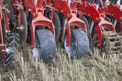 Kverneland Kultistrip zpracovává půdu metodou Strip-Till. Jednotlivé části pracovních jednotek lze perfektně přizpůsobit různým půdním podmínkám