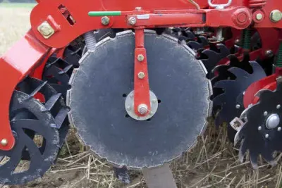 Kverneland Kultistrip zpracovává půdu metodou Strip-Till. Jednotlivé části pracovních jednotek lze perfektně přizpůsobit různým půdním podmínkám
