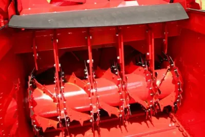 Srdcem stroje Jeantil je jeden rozdružovací válec, který podává materiál do pracovního prostoru turbíny.