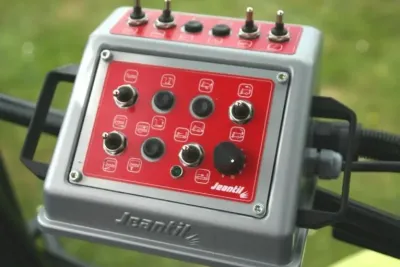Řízení rozdružovače Jeantil probíhá přes elektrické ovládání pohodlně z kabiny traktoru.