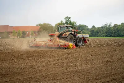 Rozdělovací hlava secího stroje Pöttinger Aerosem FDD je umístěna na výsevní liště a díky patentovanému systému je vždy ve svislé poloze.