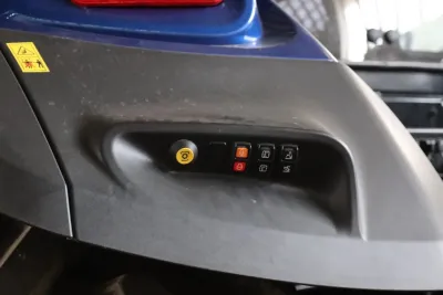 Ovládání tříbodového závěsu na blatníku traktoru New Holland T7 HD.