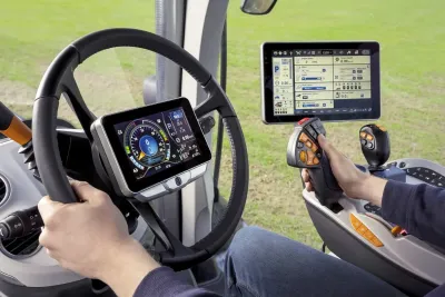 Ovládací prvky traktoru New Holland T7 HD, které lze konfigurovat podle preferencí obsluhy, jsou součástí nové loketní opěrky SideWinder Ultra, na níž jsou ergonomicky uspořádány.