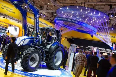 Expozice New Holland s traktory na zemědělském veletrhu Agritechnica.