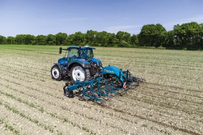 Kypřič New Holland SRC SmartSteer je naváděn optickou kamerou, která zjišťuje barevné rozdíly mezi půdou a plevelem.