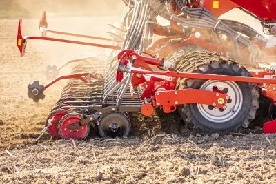 Dvoukotoučová výsevní botka TurboDisc secího stroje Horsch Pronto 3-6 DC na bezúdržbovém náboji otevírá půdu a ukládá do ní osivo.