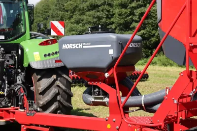 Secí stroj Horsch Pronto 3-6 DC lze navíc doplnit zařízením MiniDrill, tedy malým tlakovým zásobníkem. Ten plní v případě dvoukomorového zásobníku funkci třetího zásobníku.